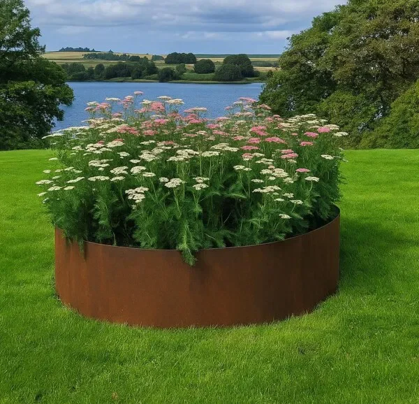 Rund upphöjd bädd i 5mm cortenstål, höjd 40cm